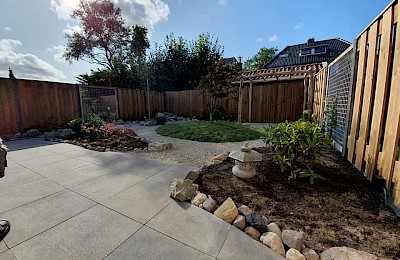 Tuin met terras omgetoverd tot japanse tuin.